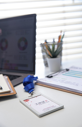 桌子上的办公用品和工作