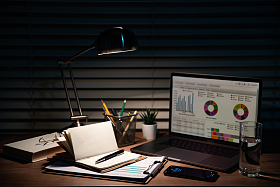 夜晚灯光下的办公