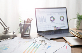 办公桌上的办公用品和眼镜图片