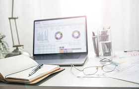 办公桌上的办公用品和眼镜