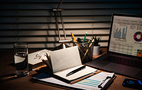 夜晚灯光下的办公桌照片