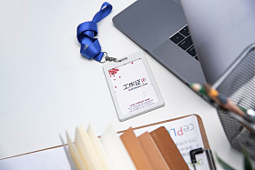 桌子上的办公用品和工作