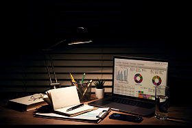 夜晚灯光下的办公桌图片