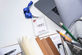 桌子上的办公用品和工作