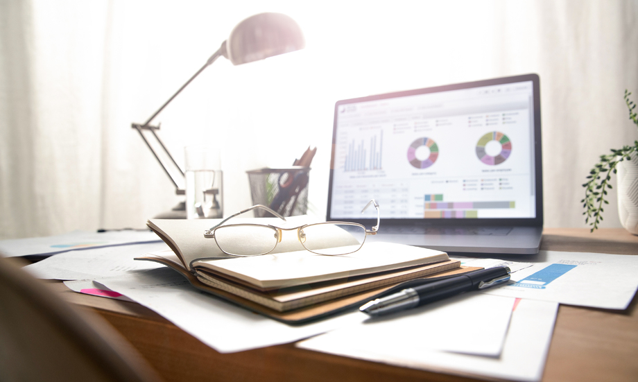 办公桌上的办公用品和眼镜图片 办公桌上的办公用品和眼镜图片