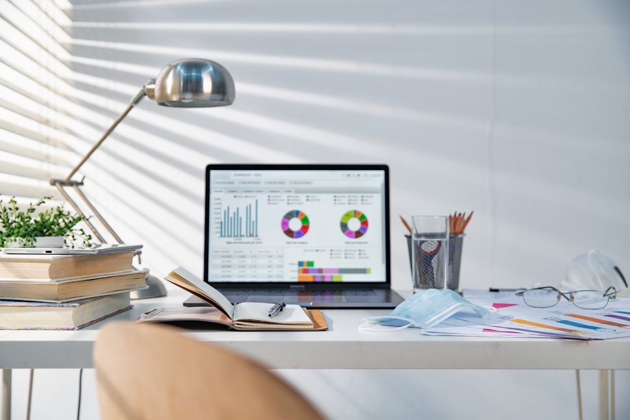 书桌上的办公用品和一次性口罩 书桌上的办公用品和一次性口罩