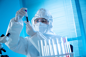 医务工作者拿着试管做化