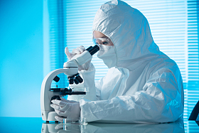 医学专家使用显微镜图片