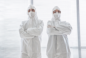 穿防护服的医疗团队