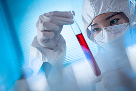 医务工作者做检测化