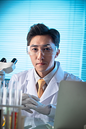 科学家在实验室里做科学实验图片