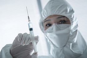 穿防护服的医生拿着注射器图片