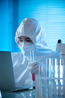 医学专家做检测试