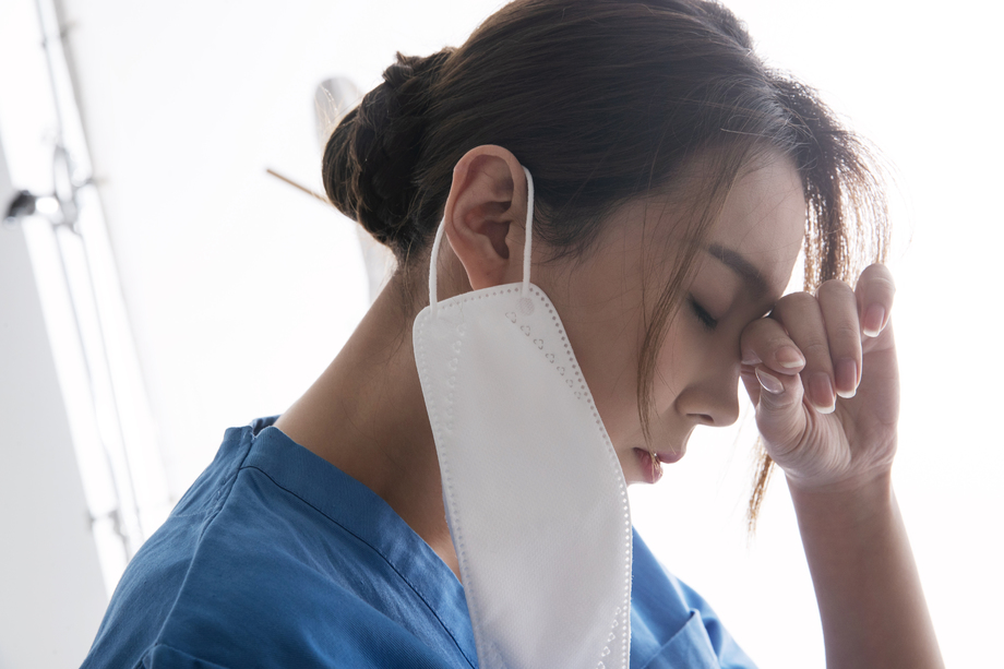 精疲力尽的女医生揉眼睛 精疲力尽的女医生揉眼睛