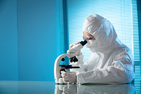 医学专家使用显微镜图片