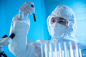 医务工作者做检测化