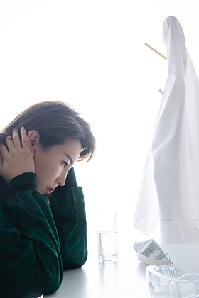 疲惫的青年女医生图片