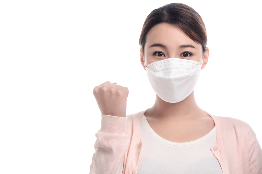 戴口罩的年轻女人肖像 戴口罩的年轻女人肖像