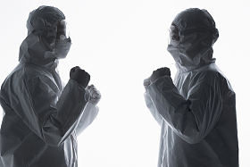 穿防护服的医生相互加油鼓励照片