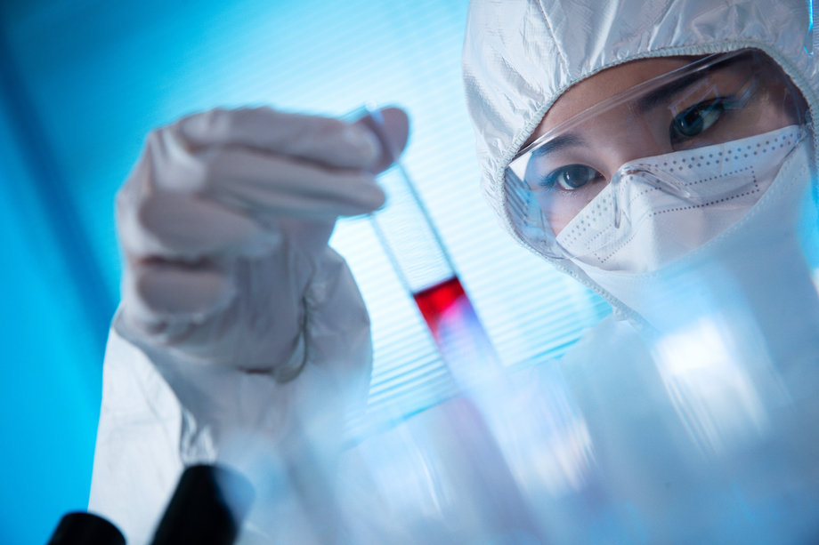 医务工作者做检测化