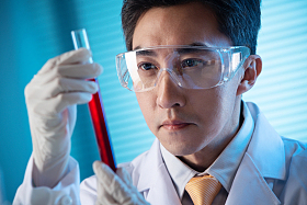 科学家在实验室里做实