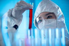 医务工作者做检测化