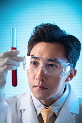 科学家在实验室里做实验图片