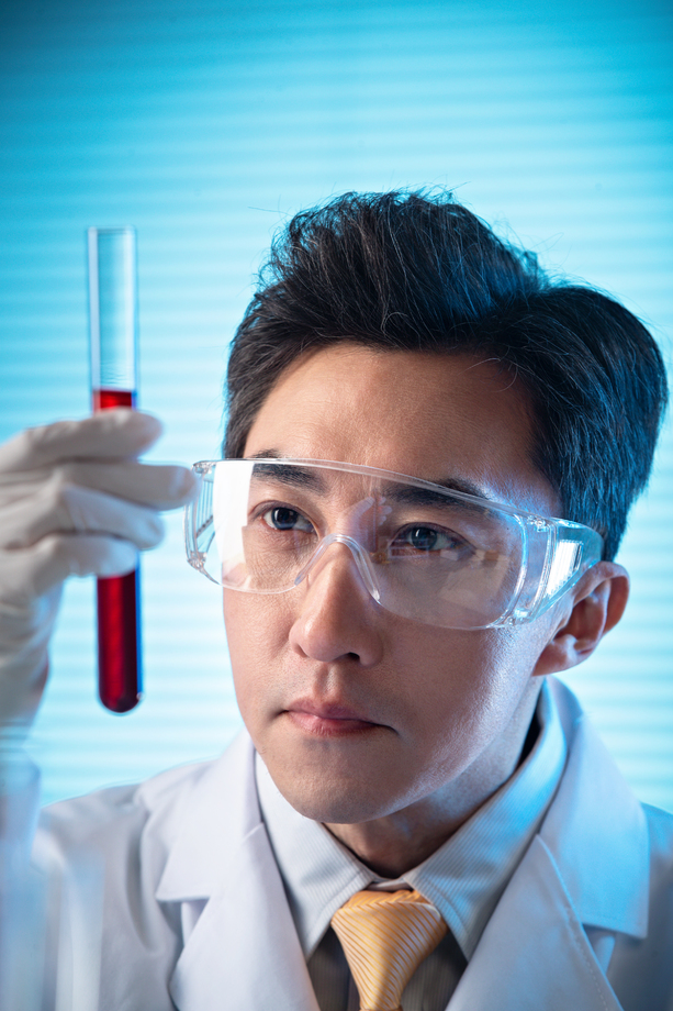 科学家在实验室里做实验图片 科学家在实验室里做实验图片