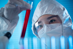 医务工作者做检测化