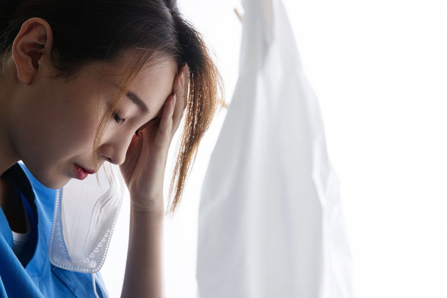 精疲力尽的青年女医生揉眼照片