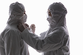 医生相互协助穿防护服图片