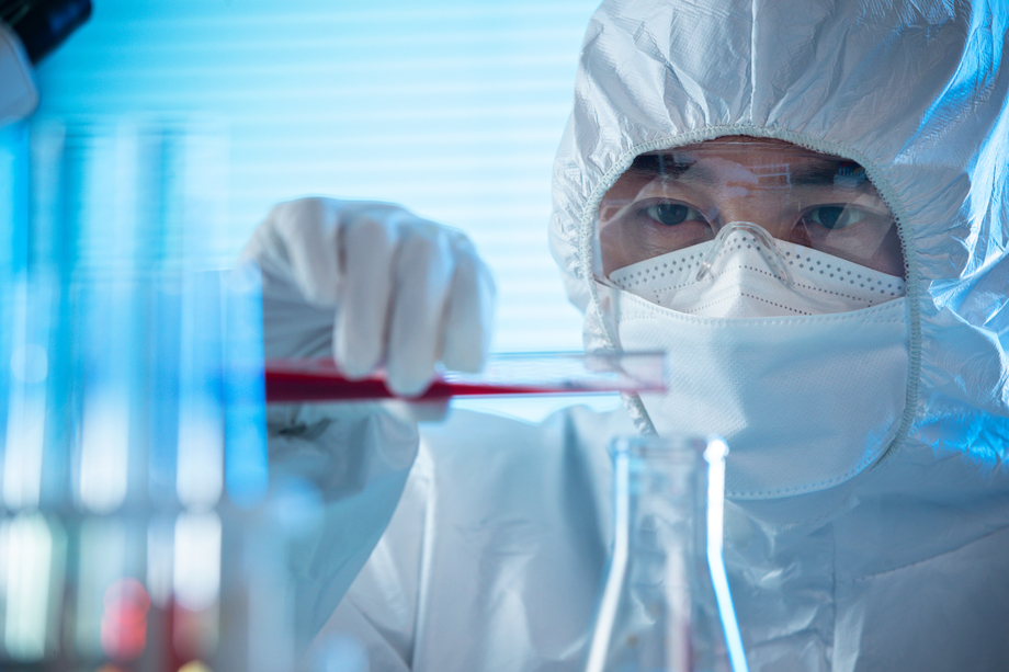 医务工作者拿着试管做化