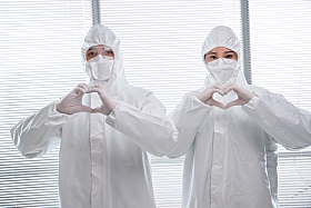 穿防护服的医疗团队