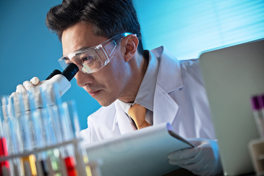 科学家在实验室里做科学实验图片