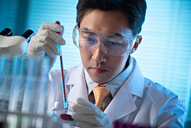 科学家在实验室里做实