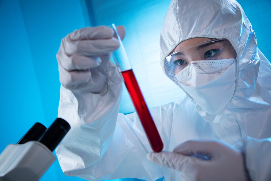 医务工作者做检测化