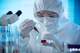 医务工作者做检测化验图片