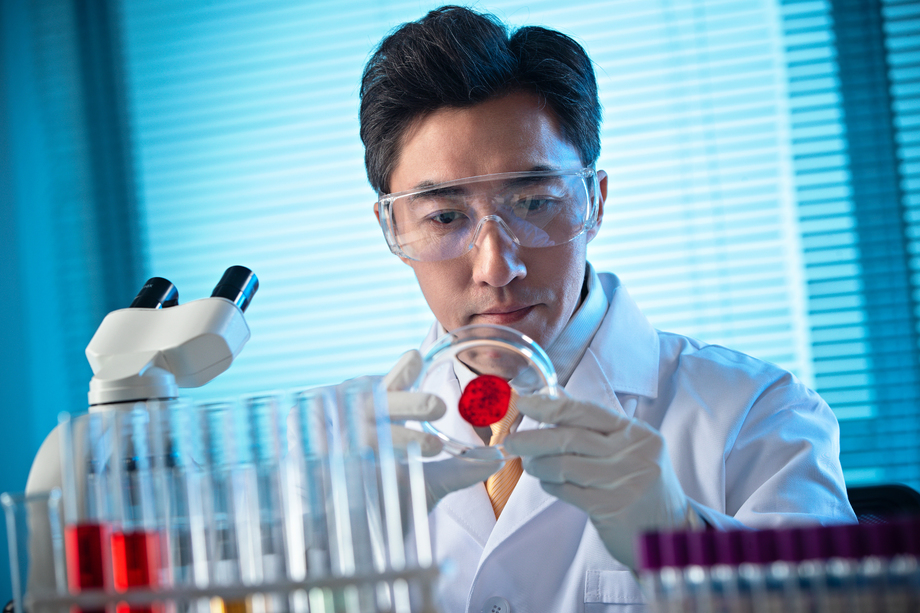 科学家在实验室里做实