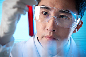 科学家在实验室里做实验照片