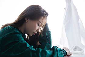 疲惫的青年女医生