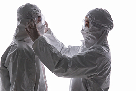 医生相互协助穿防护服