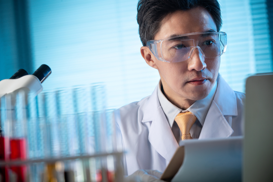 科学家在实验室里做科学实验图片 科学家在实验室里做科学实验图片