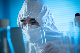 医学专家做检测试