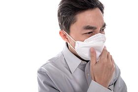 生病的中年男子戴口罩图片