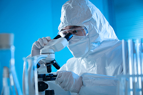 医学专家做科学试验照片