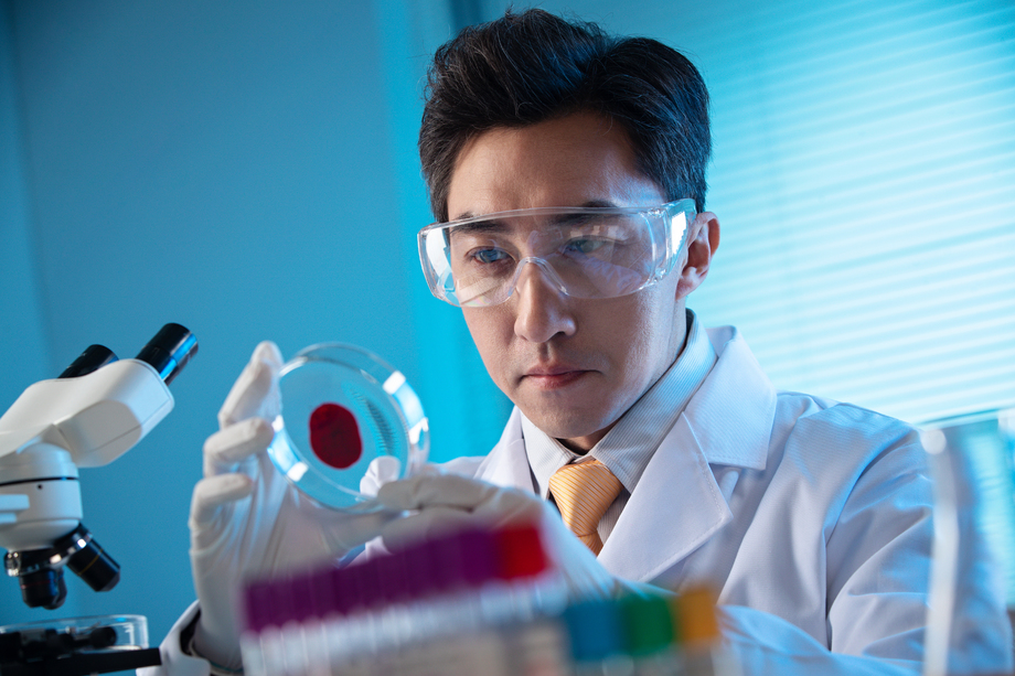 科学家在实验室里做实验图片