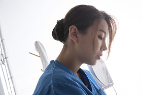 精疲力尽的青年女医生揉