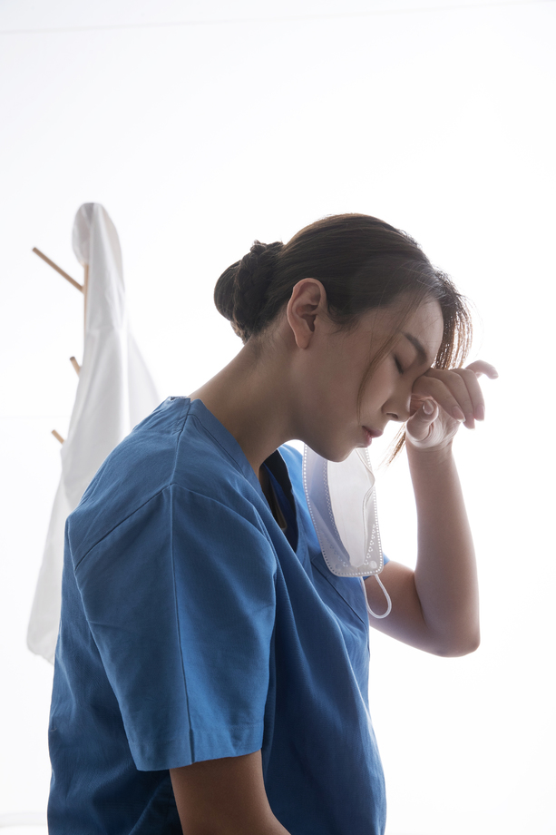 精疲力尽的女医生揉眼睛图片 精疲力尽的女医生揉眼睛图片