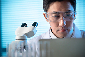 科学家在实验室里做科学实