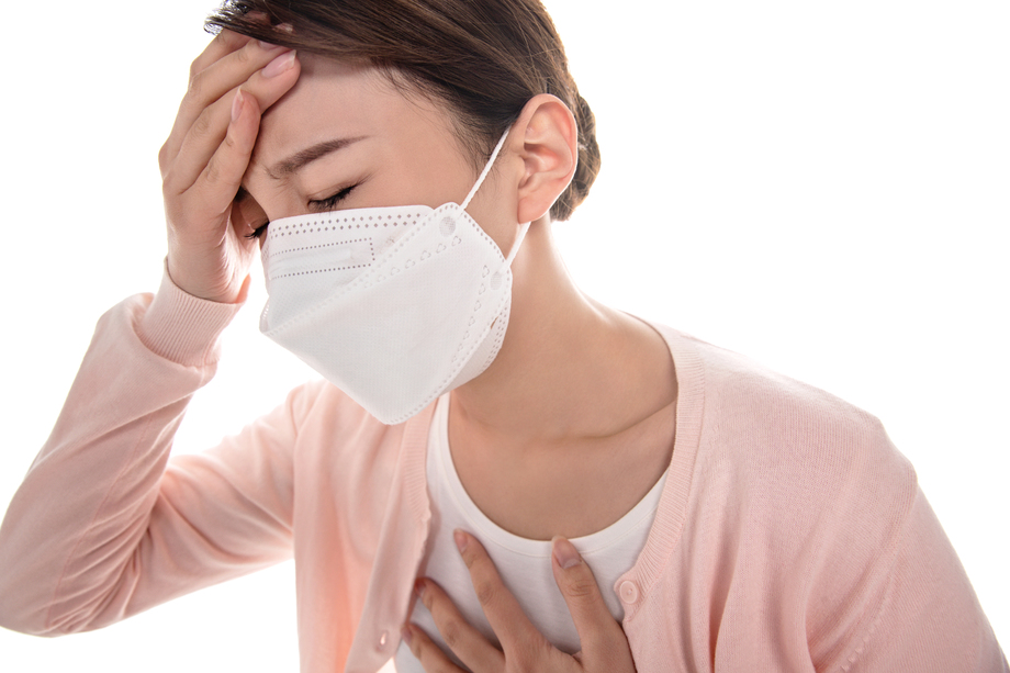 生病的青年女人戴口罩图片 生病的青年女人戴口罩图片